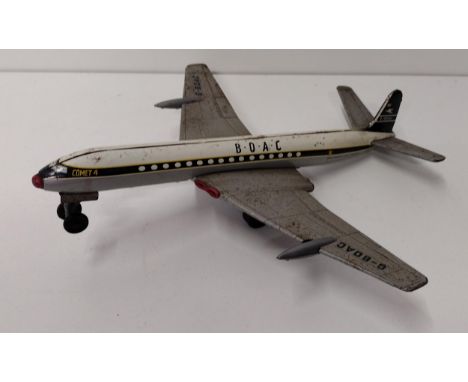 Circa 1950's De Havilland Comet 4 model jet airliner in BOAC livery. Approx. L:47 x W:48cm Shipping Group (A). 
