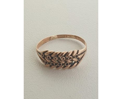 9ct gold ring. Size L. Shipping Group (A). 