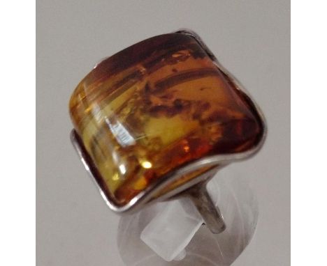 .925 silver and amber set ring. Shipping Group (A). 