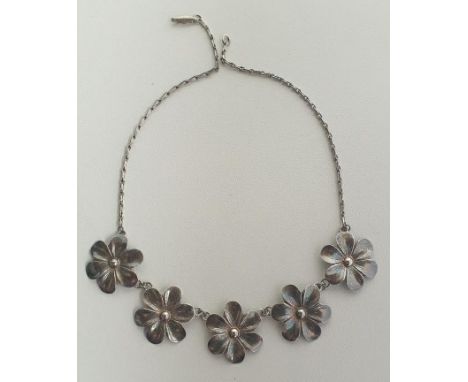 Silver daisy necklace. Shipping Group (A). 