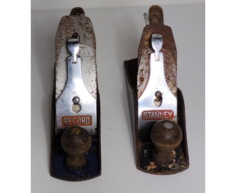 2 vintage woodworking planes, one being a Record No 4.5, the other a Stanley Bailey No.79. Shipping Group (A). 