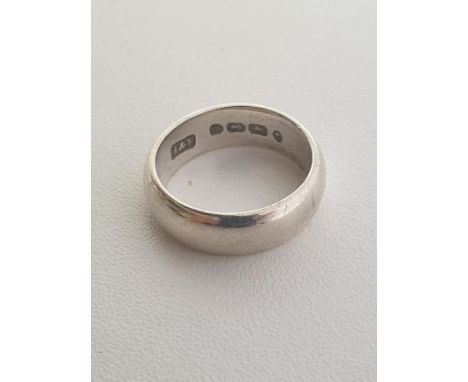 Silver wedding band, hallmark for Birmingham. Size: N. Weight: 6g. Shipping Group (A). 
