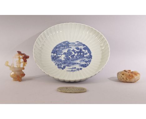 A MIXED LOT WITH A CHINESE BLUE AND WHITE RIBBED PORCELAIN DISH, together with a pierced jade pendant and two agate or jade p