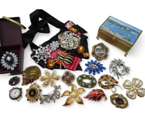 A collection of vintage costume brooches to include Czech glass examples, a statement necklace with diamante spider and a ret