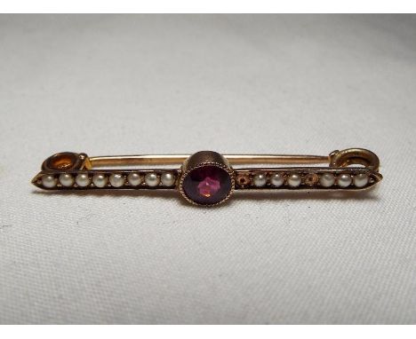 A lady's 9 carat gold bar brooch set with centre stone and seed pearls - Est £20 - £40