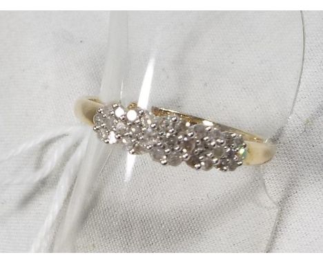 A lady's 9ct gold 0.25ct diamond cluster ring, 1.7 grams