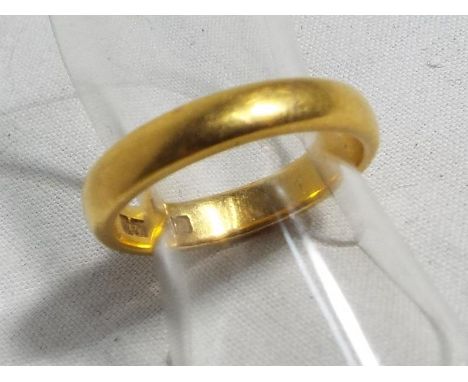 A hallmark 22ct yellow gold band / ring, approx weight 4.23 grams Est £80 - £100