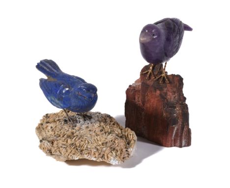  A lapis lazuli bird ornament,   the carved lapis lazuli bird perched on a muscovite and pyrite base, 8cm high;  and an ameth