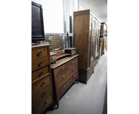 AN EARLY TWENTIETH CENTURY OAK DRESSING CHEST, THE SHAPED SWING MIRROR ON STAND WITH DRAWER TO EITHER SIDE OF SHELF OVER TWO 