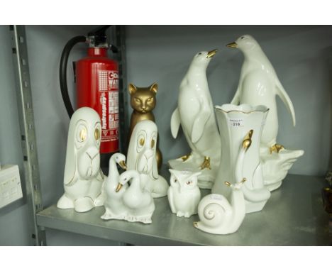 A LARGE WHITE POTTERY GROUP OF TWO PENGUINS WITH GILT BEAKS, 17 1/2" HIGH, A LARGE GILT POTTERY MODEL OF A SEATED CAT, A PAIR