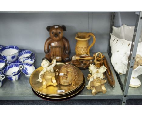A PAIR OF RESIN SEATED FIGURES OF CHERUBS PLAYING MUSICAL INSTRUMENTS, VARIOUS WOODEN ORNAMENTS, BOWLS, GILT TRAYS ETC... 