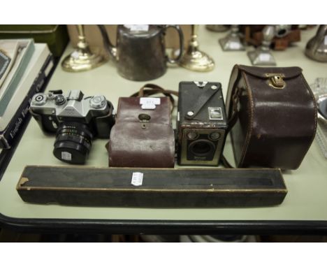 THREE VARIOUS CAMERAS, A CINE CAMERA AND A BOXED TRIPOD STAND (5) 
