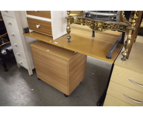 A LIGHT OAK TOPPED TABLE DESK, ON TWO BLACK METAL END SUPPORTS WITH SLEDGE FEET, 4' X 2'7" AND A ROVING UNDER PEDESTAL OF THR