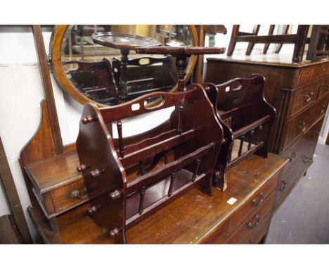 A MAHOGANY FINISH TRIPOD WINE TABLE AND TWO POLISHED WOOD PERIODICAL RACKS 