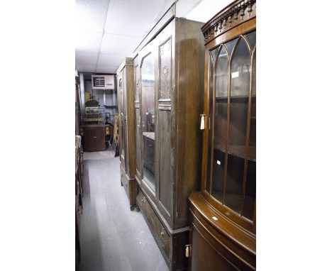 AN EARLY TWENTIETH CENTURY OAK THREE PIECE BEDROOM SUITE, COMPRISING; DRESSING CHEST WITH SHAPED SWING MIRROR, ONE DOUBLE SHE