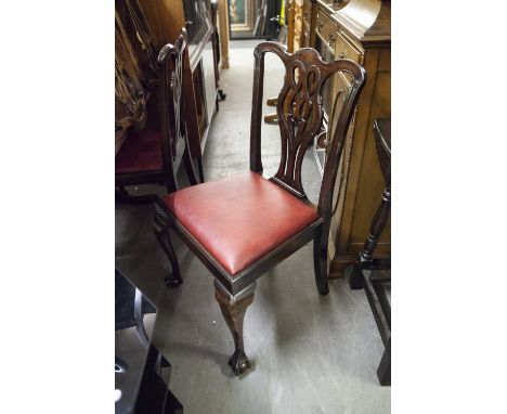 A SET OF FOUR MAHOGANY CHIPPENDALE STYLE DINING CHAIRS WITH RED LEATHER SEATS (4) 