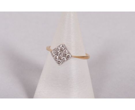 Art-Deco-Ring, 750er GG schlanke Schiene, quadratischer Ringkopf, besetzt mit 9 Brillanten, zus. ca. 0,28ct, weiß VSI, RG 52,