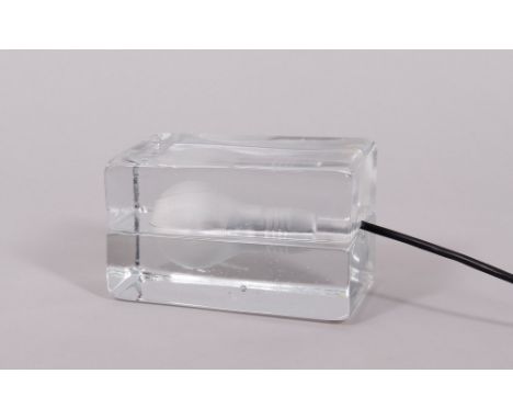 Kleine Tischlampe, Entw. Harri Koskinen für Desing House, Stockholm, Ende 20.Jh. Glas, sog. "Block Lamp", rechteckiger, 2-tei