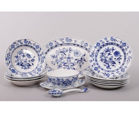 Restspeiseservice, Meissen, Form "Neuer Ausschnitt", Dekor "Zwiebelmuster", um 1900/20.Jh., 13-tlg.,Porzellan, unterglasurbla