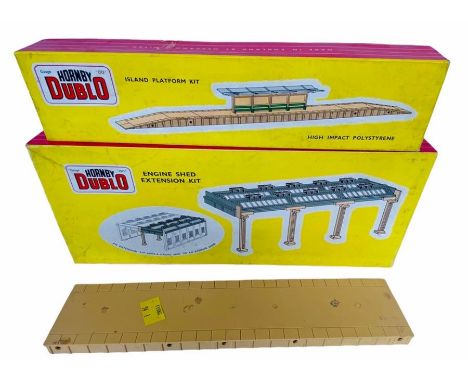 2x Hornby Dublo (plastic) accessory kits - 1x Island Platform Kit &amp; 1x Engine Shed Extension Kit - 1x additional platform