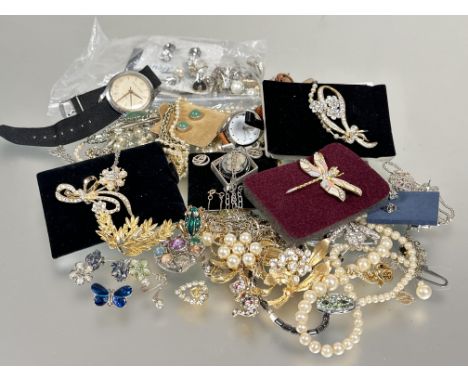 A collection of costume jewellery to include, a dragon fly enamel and past brooch, cat brooch paste pearls, past earrings lad