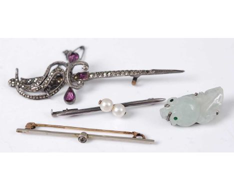 A silver and carved green hardstone set brooch together with a white metal and c ultured pearl set bar brooch, one other,  an