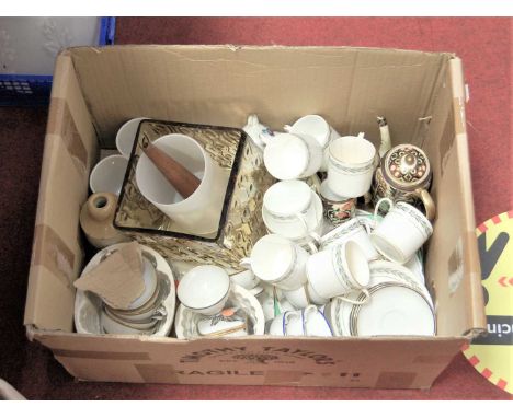 A box of miscellaneous china and glassware, to include Wedgwood coffee cans and saucers, Noritake part coffee service, green 