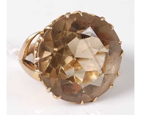 A modern 9ct gold smoky quartz set dress ring, 9.1g, size J