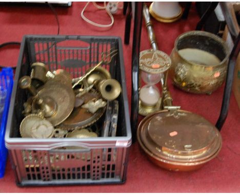 A collection of miscellaneous brassware, to include jardinière, warming pan, candlesticks, hour glass, toasting fork etc 