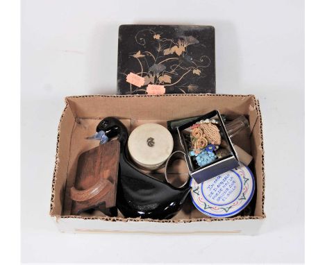 A collection of miscellaneous items, to include a small black lacquered gilt decorated box, costume jewellery, silver napkin 