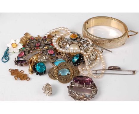 A bag of assorted costume jewellery to include silver thistle brooch, faux pearl necklace, hinge bangle etc