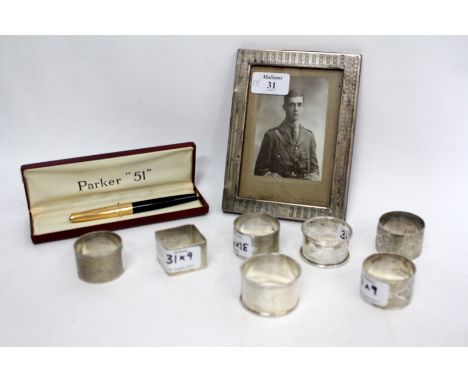 A BOXED PARKER 51 FOUNTAIN PEN and a selection of silver and silver plated napkin rings, and an engine turned decorated silve