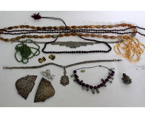 A SELECTION OF VINTAGE COSTUME JEWELLERY to include a plated belt buckle, an Eastern necklace, agate beads, gold leaf etc