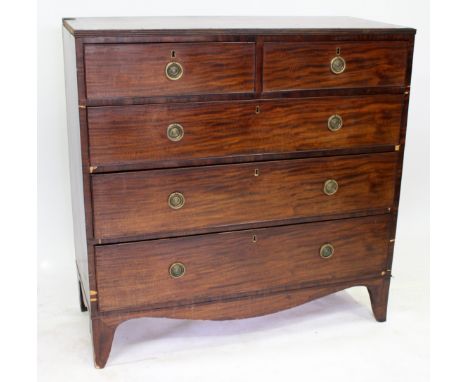 A GEORGIAN MAHOGANY CHEST OF TWO SHORT AND THREE LONG DRAWERS with crossbanded top, brass ring handles and shaped bracket fee