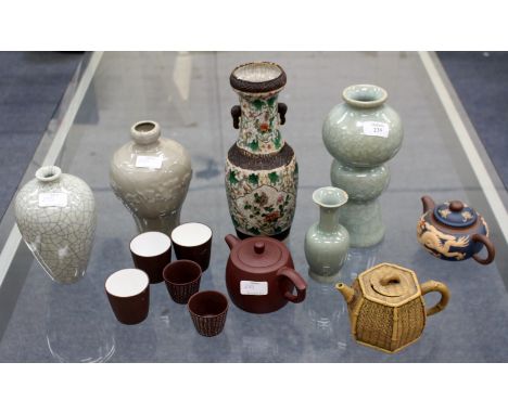 A SMALL SELECTION OF LATE 19TH / EARLY 20TH CENTURY CHINESE CERAMICS to include a Celadon green crackle glazed vase, a faux b