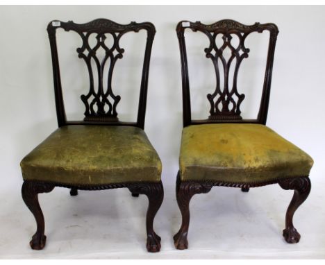 A PAIR OF 19TH CENTURY CHIPPENDALE STYLE MAHOGANY DINING CHAIRS with carved pierced splats, overstuffed green leather upholst