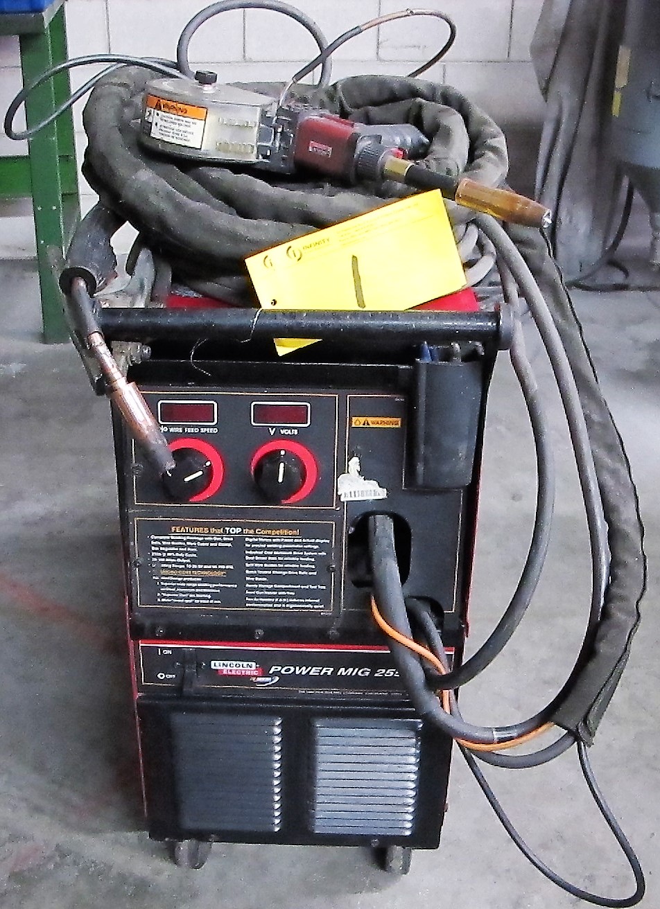 LINCOLN ELECTRIC POWER MIG 255C, S/N U1071207718, W/ REGULATOR, GUN