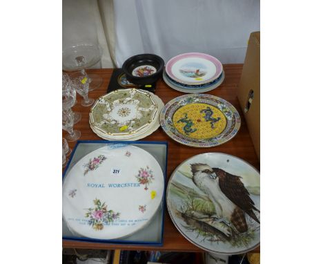 Parcel of display plates including boxed Royal Worcester etc