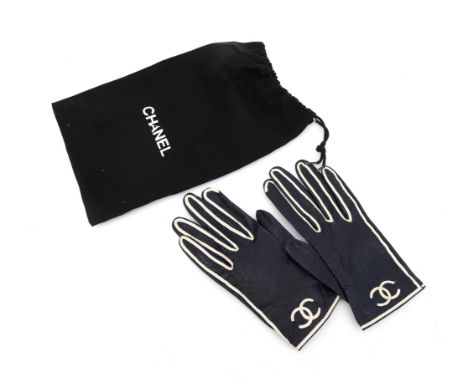 A pair of dark blue leather Chanel gloves. Runway item. With the CC logo on the front in white leather. Size 8/L. Made in Fra