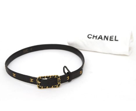 A black leather Chanel belt with CC logo studs. Chanel chain motif buckle belt. Incl. Chanel dust bag. Collectors item. 