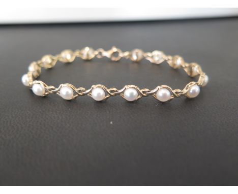 A cultured pearl panel bracelet - Stamped 375 - Length 20cms - Weight approx 7.5gms
Condition Report: Good condition with lig