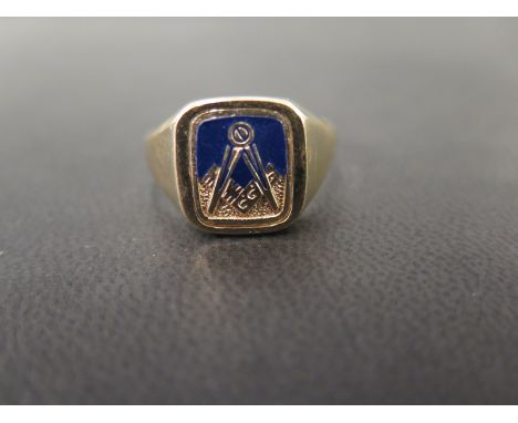 A 9ct gold and enamel Masonic signet ring - With square and compass detail - Hallmarked Birmingham - Ring size Y 1/2 - Weight