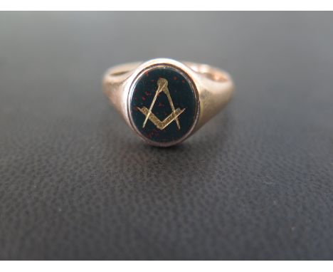 A 9ct gold bloodstone signet ring - Decorated with Masonic square and compass detail - Hallmarked Birmingham - Ring size Y 1/