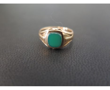 An 18ct gold chalcedony signet ring - Hallmark obscured - Ring size J 1/2 - Weight approx 3.8gms
Condition Report: Good to fa