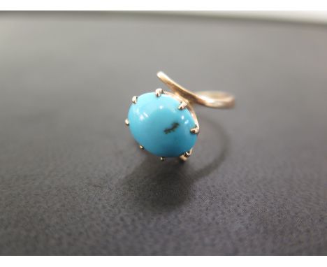 A turquoise cabochon crossover style ring - Tests as high carat gold - Ring size N - Weight approx 4.1gms
Condition Report: G