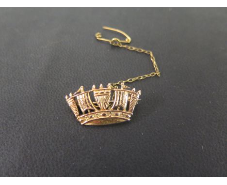 A 9ct gold crown sweet heart brooch - Of a naval theme - Hallmarked Birmingham, 1954 - Width 2.5cms - Weight approx 4.3gms
Co