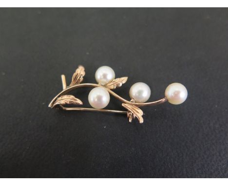 A cultured pearl bar brooch - Tests as higher carat gold - Of foliate design - Width 4cms - Weight approx 3.1gms
Condition Re