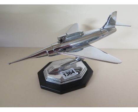 A chrome Jet Plane cigarette lighter 1950's - Length 24cm
Condition report:  Some pitting to chrome, clean condition 