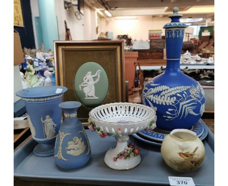 Tray of ceramics to include: Royal Worcester globular porcelain vase depicting robin on a tree shape No. 161, together with s