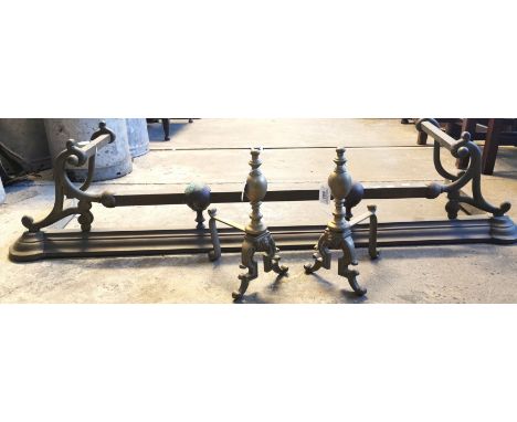 Victorian brass fire fender with a pair of brass fire dogs. (3) (B.P. 21% + VAT).&nbsp;Internal length of fireguard 123cm app